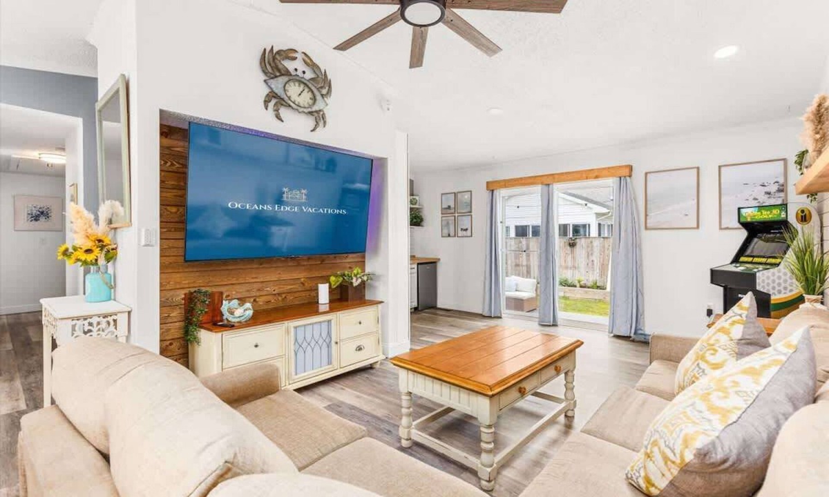 Little Salisbury House | Biscayne Bungalow– Coastal Charm Near the Beach