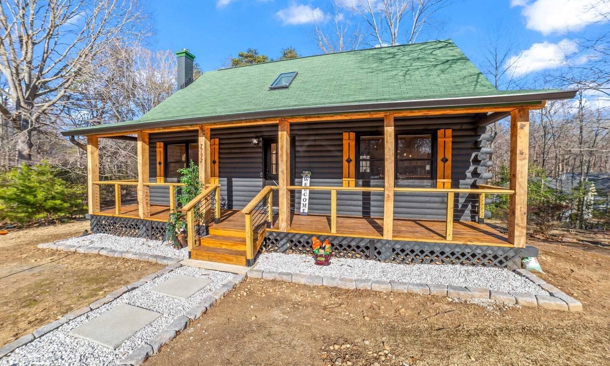 Lusby Cabin | Black Luxury Cabin Fire Pit Game Room.10 Guests