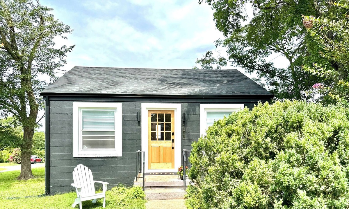 Ridge St. Cottage | Blackberry Cottage: Cozy Perfection Close to Everything- Pet Friendly