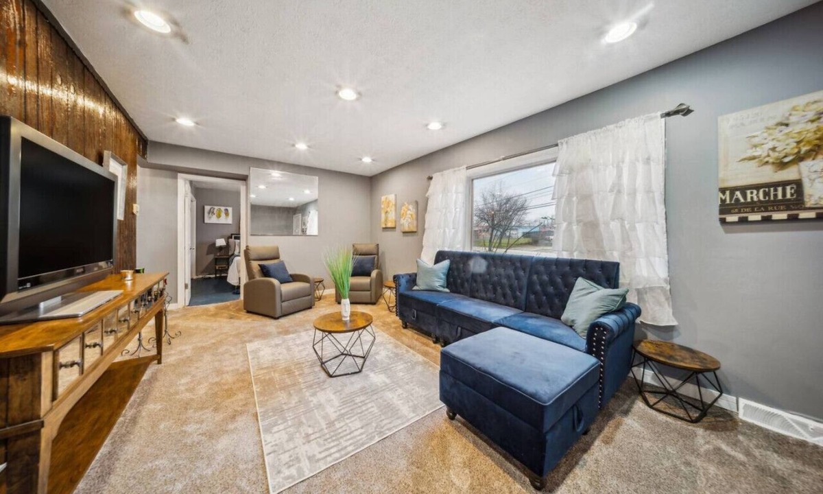 Cuyahoga County House | Blue Bayou 3 bedroom 2 bath in South Cleveland king bed up to 8 guests