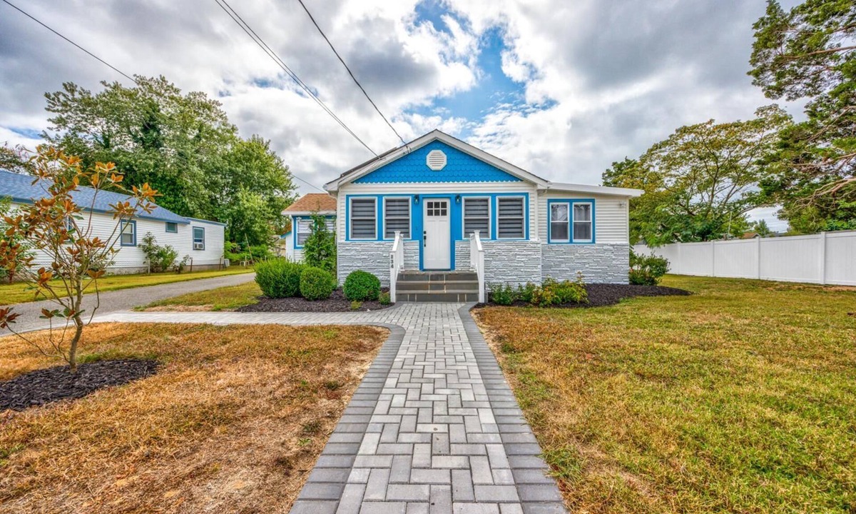 Villas House | Blue Bird Cottage. Steps from the Bay, Complete with an INGROUND POOL and PET FRIENDLY!