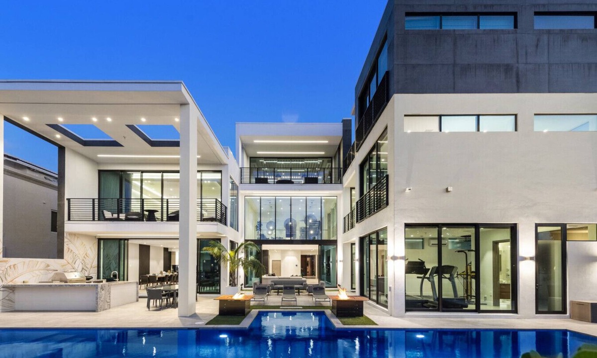 Coral Ridge House | Boardwalk Mansion Lauderdale Villa: Private Pool, Hot Tub, Mini-Golf & Guest House