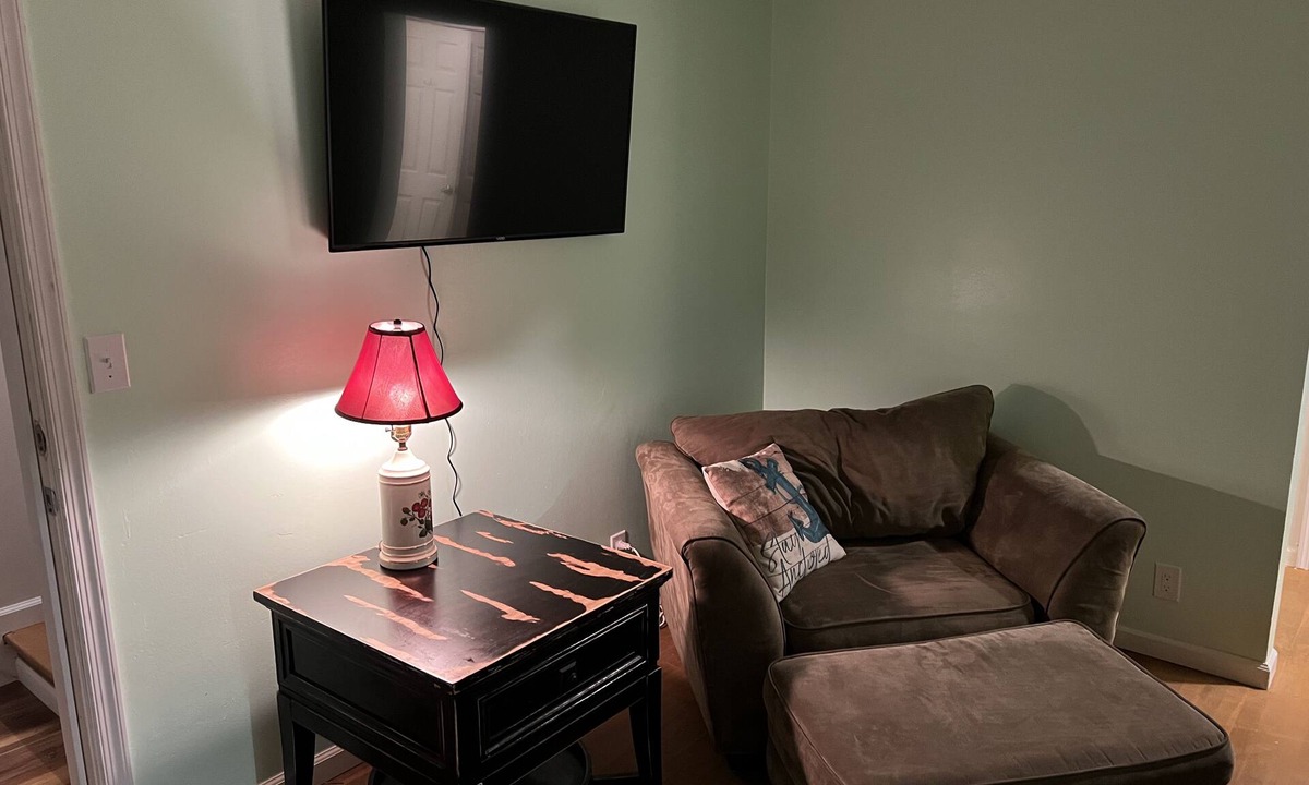 Willoughby Spit House | BoatHouse Ground Floor Apt. - 1 BR, WiFi, Smart TV, Pet Friendly, King Bed