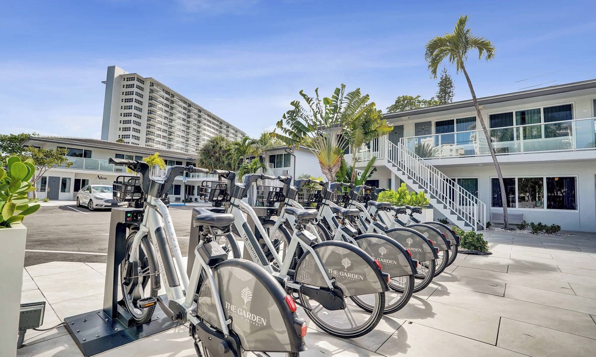 Galt Mile Apartment | Botanica Deluxe King Room on Ocean Blvd