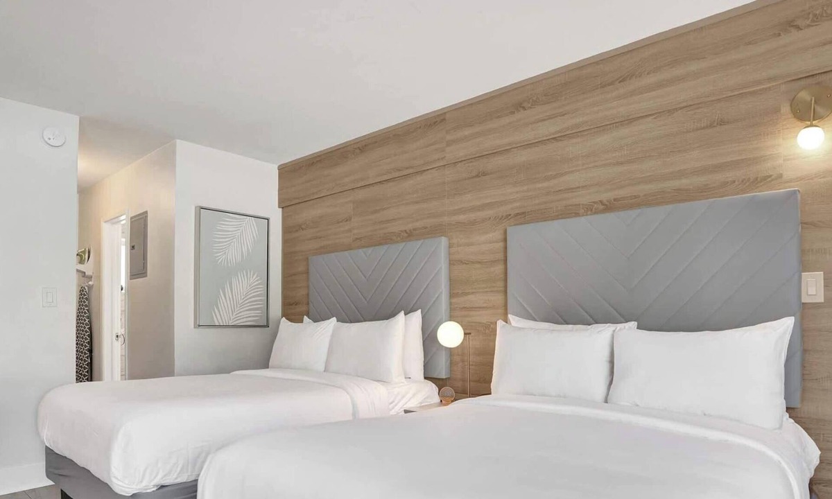 Galt Mile Apartment | Botanica Double Suite w/Kitchenette