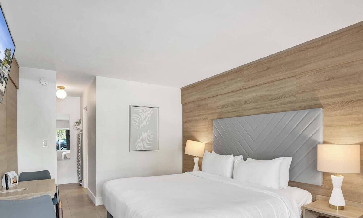 Galt Mile Apartment | Botanica King Room Near Beach