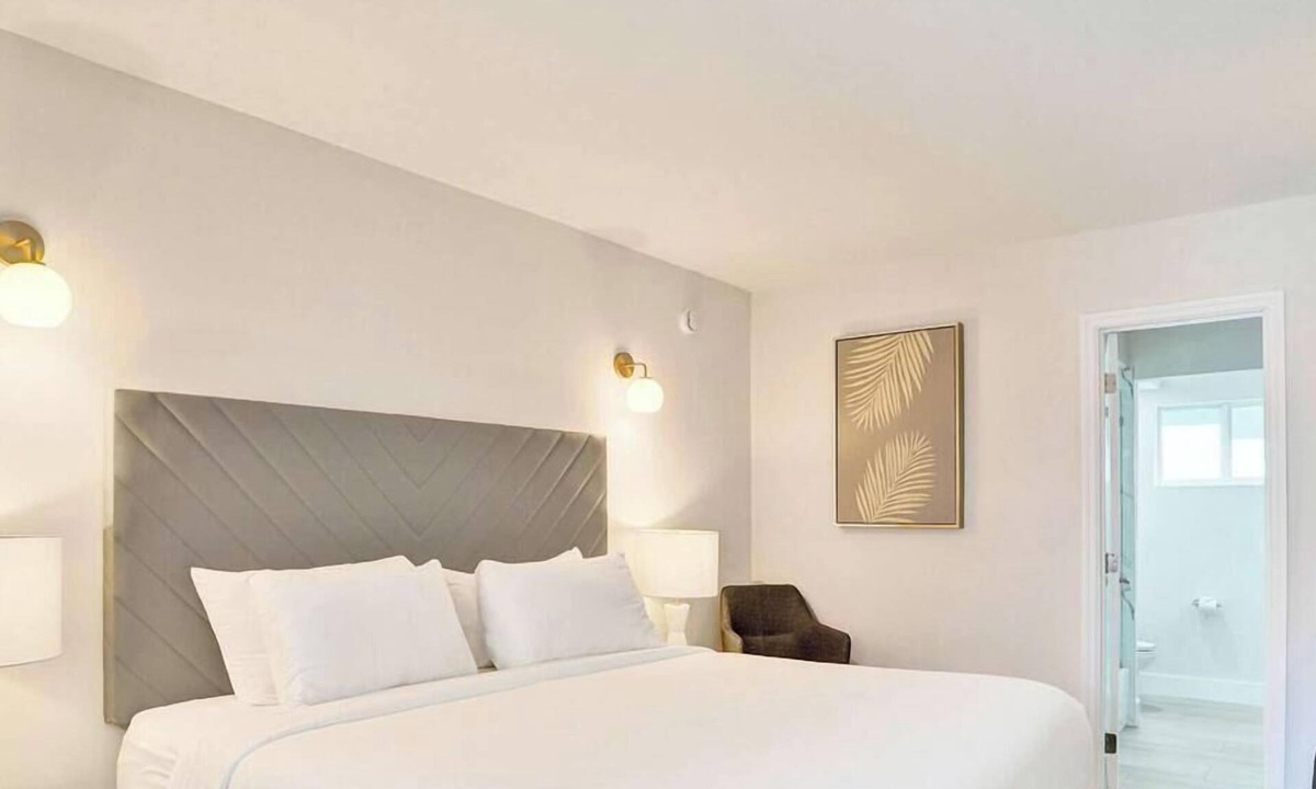 Galt Mile Apartment | Botanica Ocean Blvd King Room