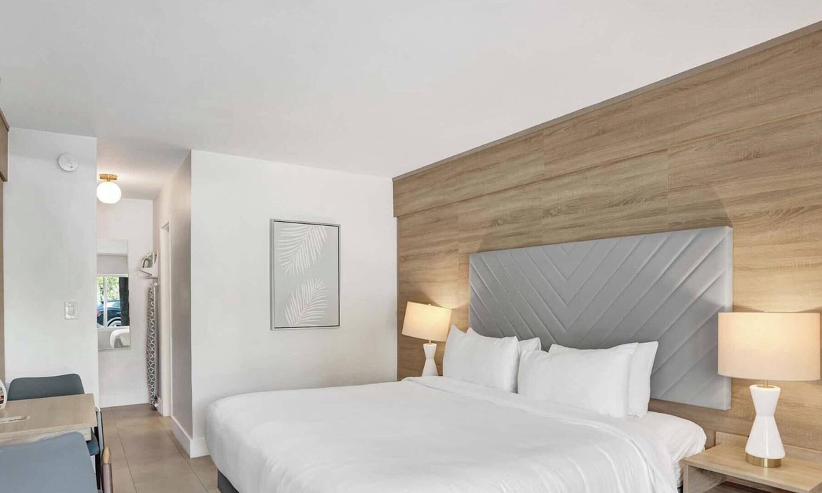 Galt Mile Apartment | Boutique King Room at Aloe | The Botanica
