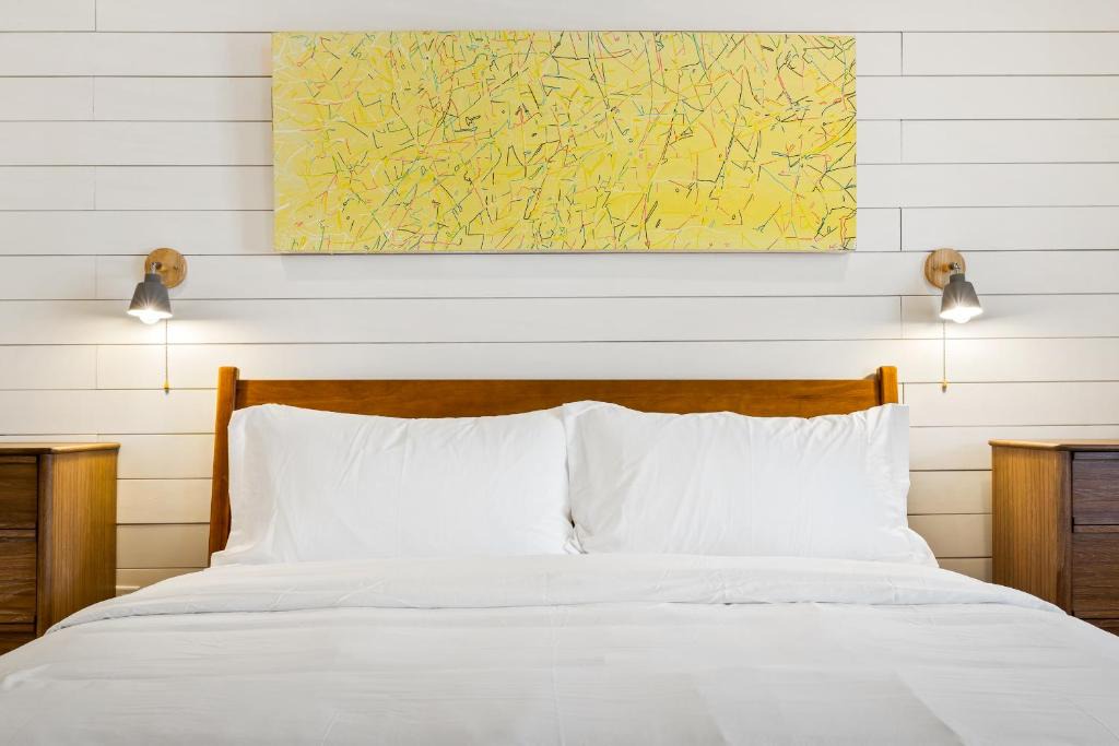North Downtown Hotel | Boutique Room steps from Downtown Mall Rose Jean Room 1