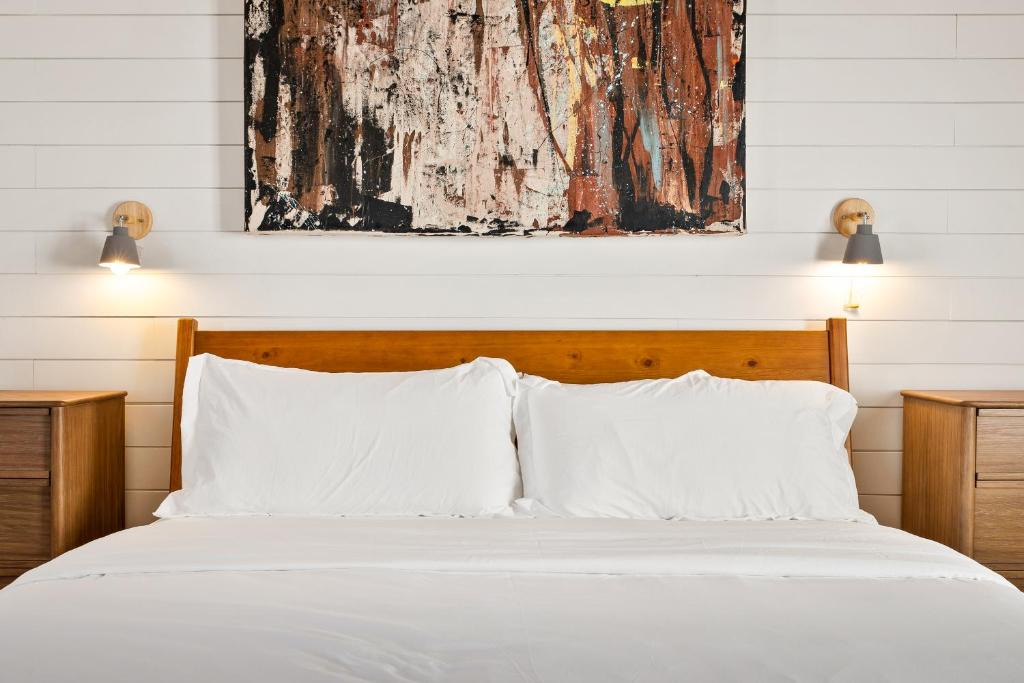 North Downtown Hotel | Boutique Room steps from Downtown Mall Rose Jean - Room 4