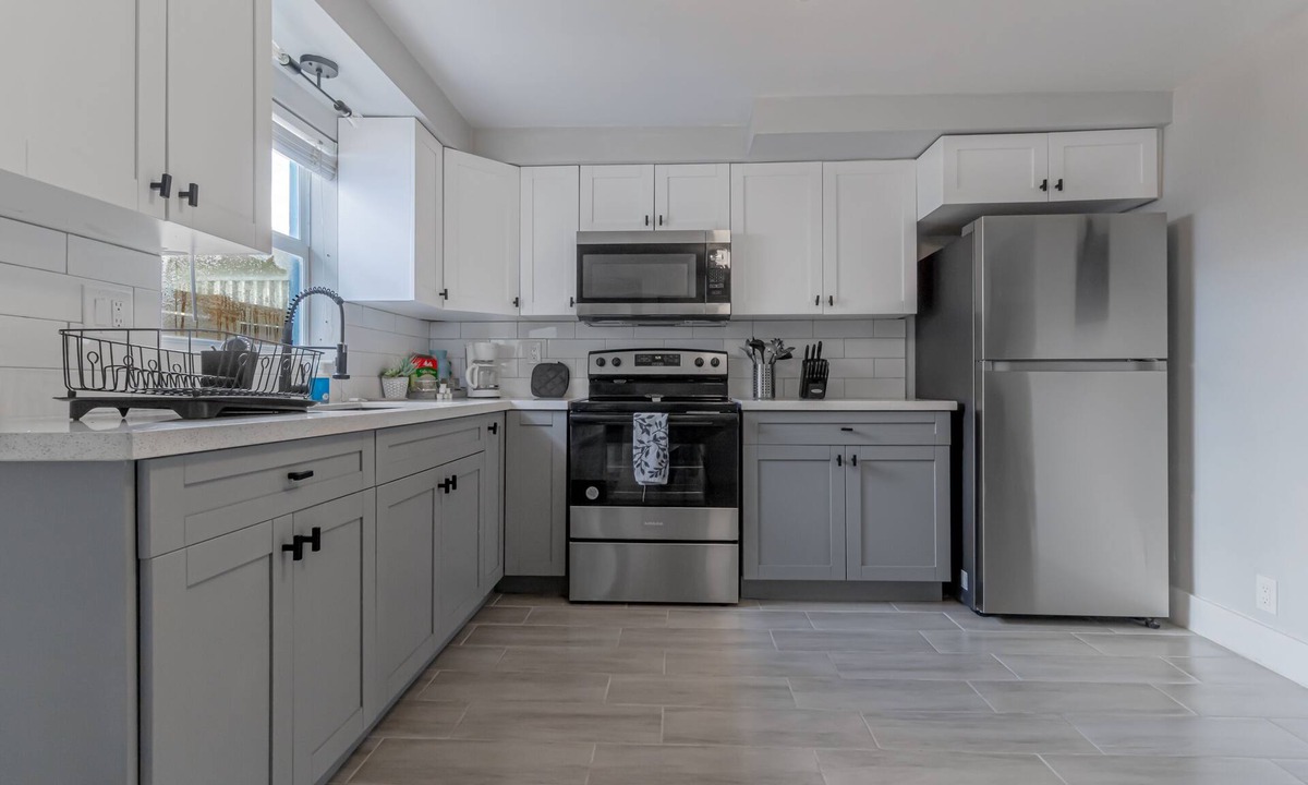 Croissant Park House | BRAND NEW 3/2 Blue Chateau w. hot tub - 10 mins from BEACH/6 mins from AIRPORT