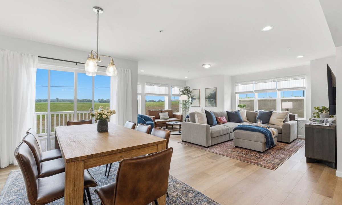 State College House | Brand new 3BR/3.5BA townhouse under 3.5 miles from Beaver Stadium-full basement