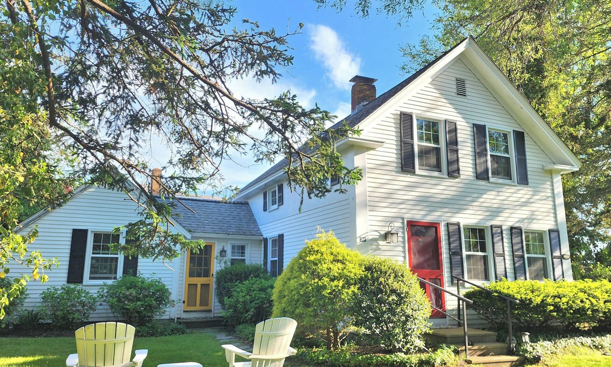 Wellfleet House | BRAND NEW LISTING! 3BD In-Town Gem-A/C, Screen Porch, 1/2 Mi to Mayo Beach & Main St