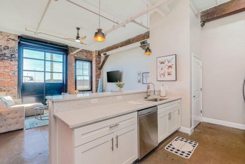 Newport News Apartment | Breakfast at Tiffanys Downtown Newport News