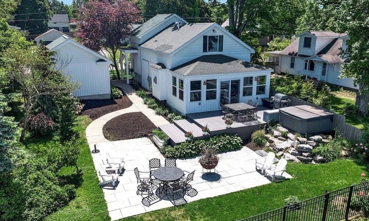 Derby House | Breathtaking Lake View’s a top the highest point of Lake Erie.
