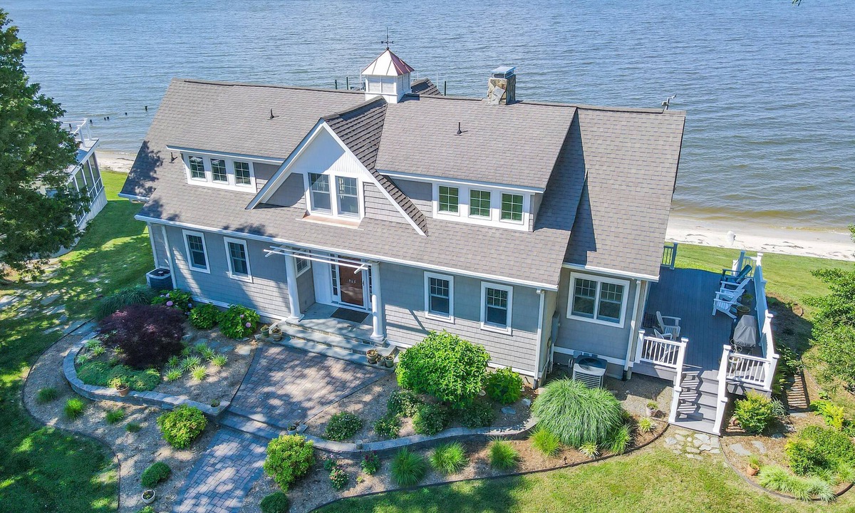 Mount Holly House | Breathtaking Waterfront Retreat in Montross, Virginia