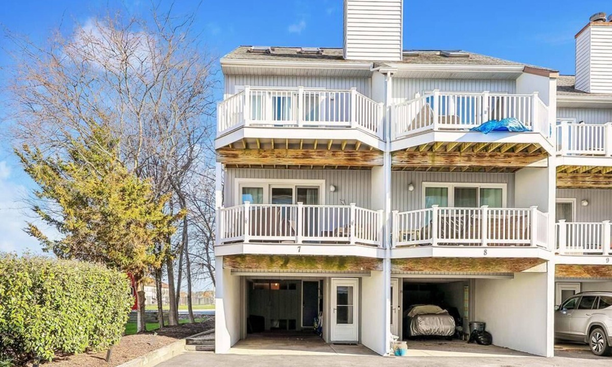 Bethany Beach Apartment | Bright 4BR Townhome w/Balcony | Near the Ocean!