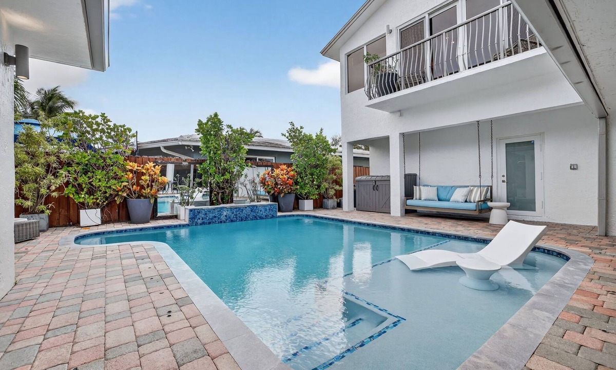 Harbour Inlet House | Bright 5BR Beach Villa | Pool, Hot Tub & Bikes