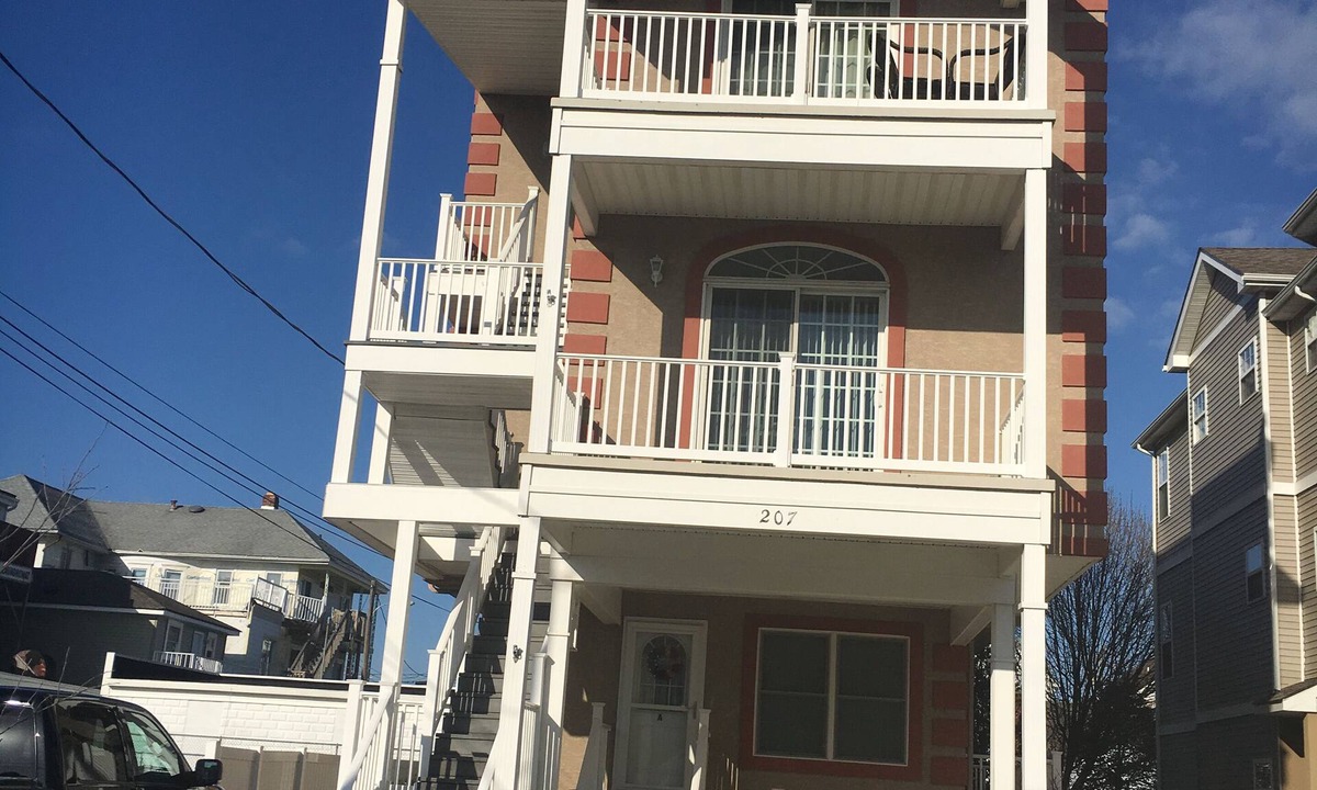 Wildwood Condo | Bright and Breezy 3 bed/2 bath Beach Condo 2 1/2 blocks from boardwalk/beach.