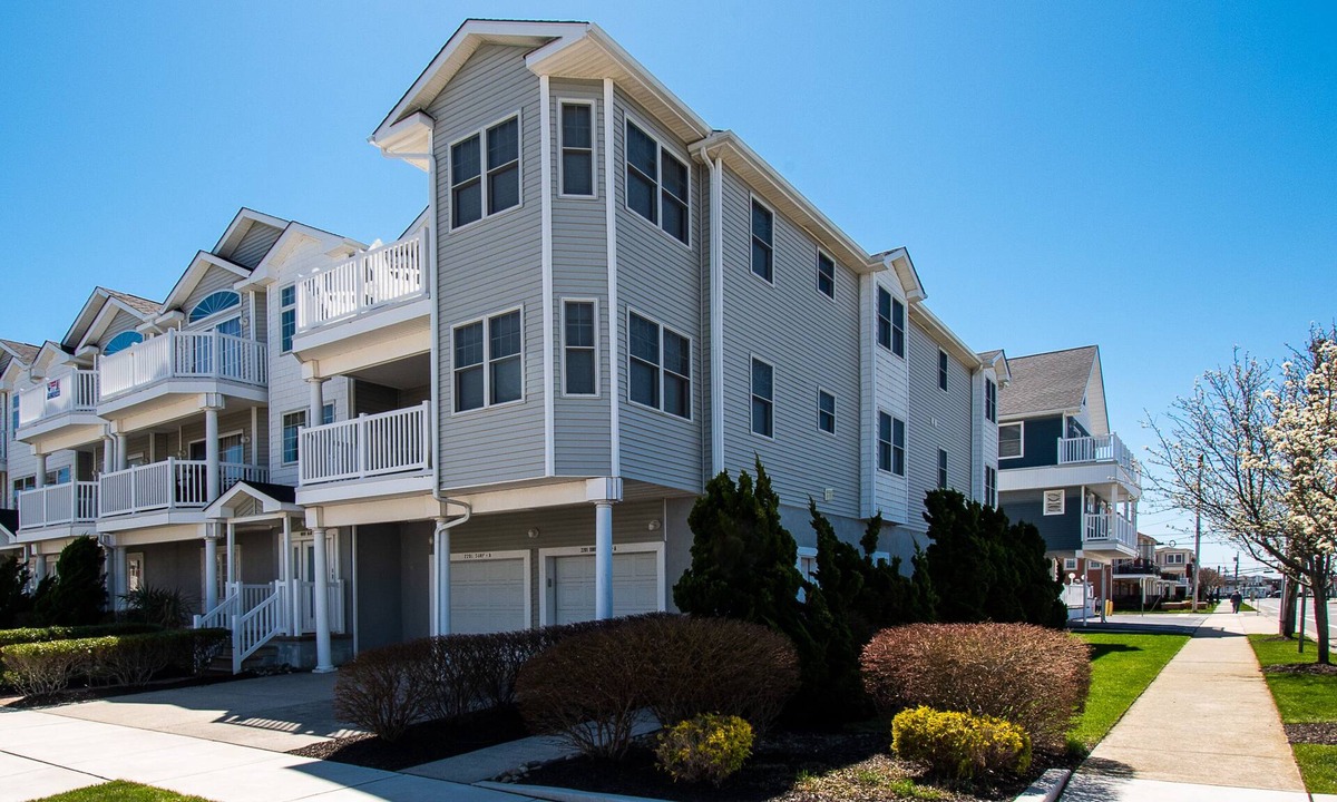 North Wildwood Condo | Bright Beach Block end unit Condo (sleeps 12) in beautiful North Wildwood!