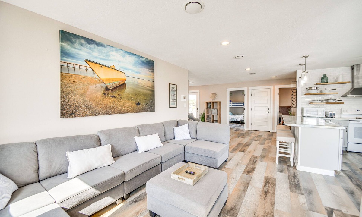 Sea Scape House | Bright Kitty Hawk Home w/Hot Tub, Walk to Beach!