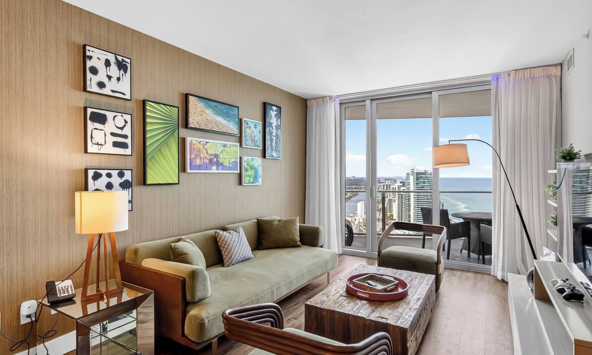 Hollywood South Central Beach Condo | Bright & Stylish Stay at Splendid Resort - Prime Location and Stunning Views