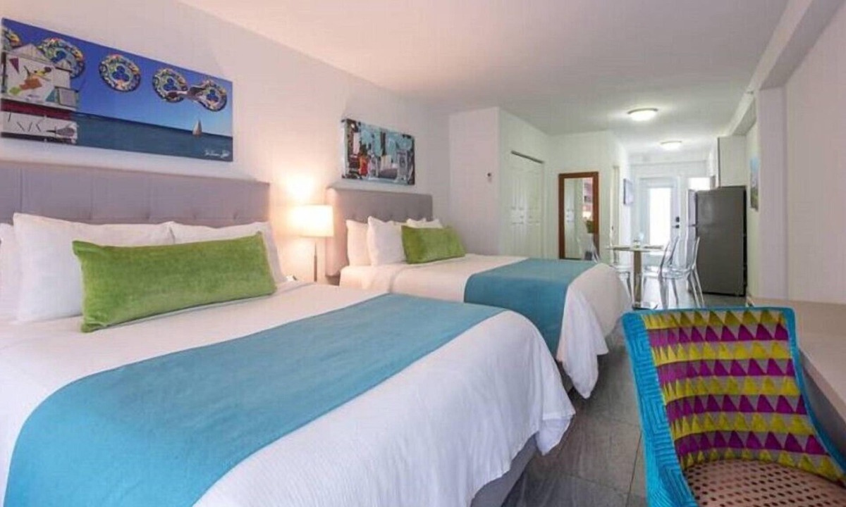 North Beach Hotel | Bright & Sunny Junior Suite with Pool Near North Beach Miami
