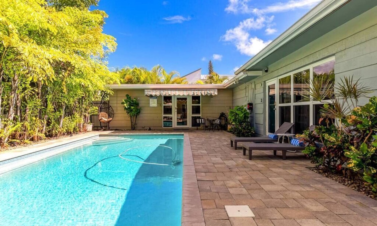 Lake Ridge Apartment | BRiGHT Tropical 3BR/w Pool