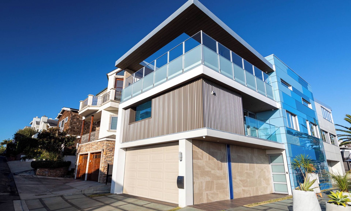 Gas Lamp Section House | Bring the family to this spacious 7 bedrooms/7 bath home in Manhattan Beach