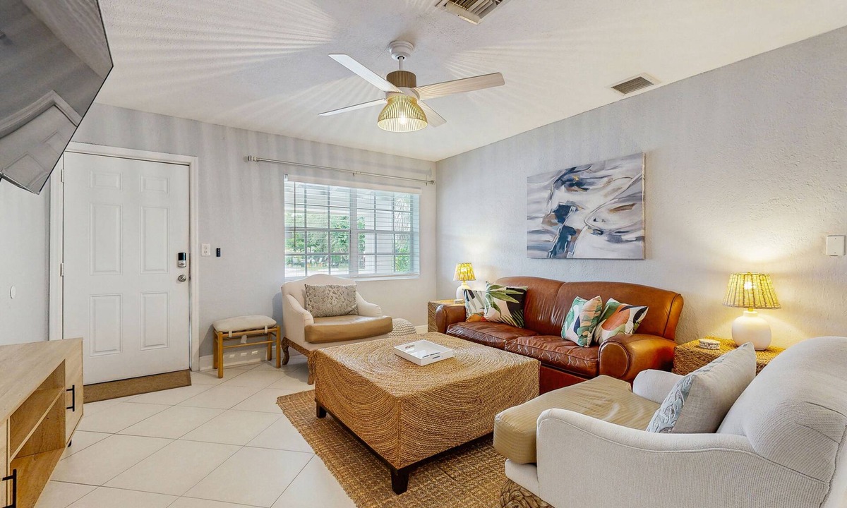 Middle River Terrace House | Bring the Whole Crew- Spacious Fort Lauderdale Duplex w/yard