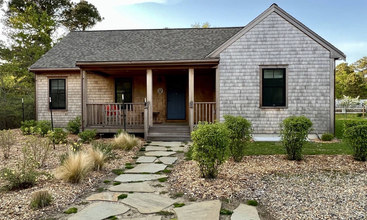 Nantucket Cottage | Btw Cisco&Town!Immaculate!2bed2.5 bath.AC!Large deck!Outdoor shower!Peaceful!