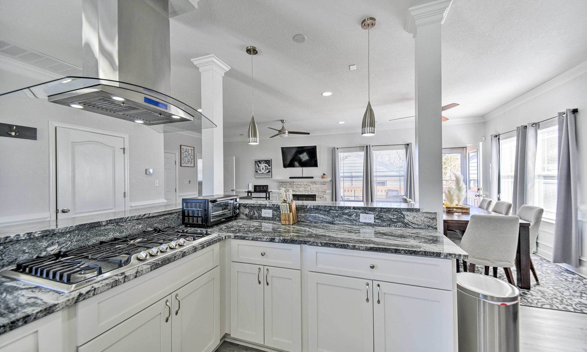 Buckroe Beach Cottage | Buckroe Family Home: Walk to the Beach!