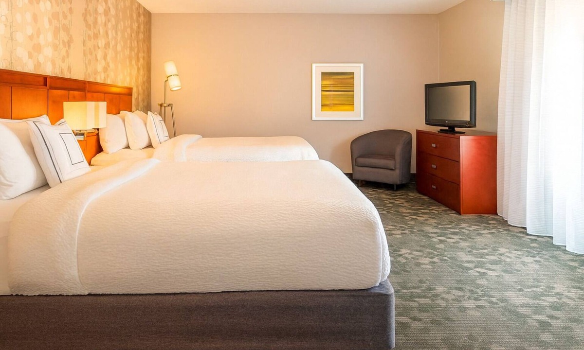 Middletown Hotel | Budget-Friendly Stay Near Easton's Beach, Pets Are Welcome & Free Parking!