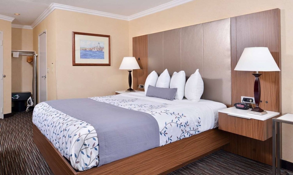 Inglewood Hotel | Budget-friendly Unit w/1 King Bed | Close to Venice Beach & Hollywood