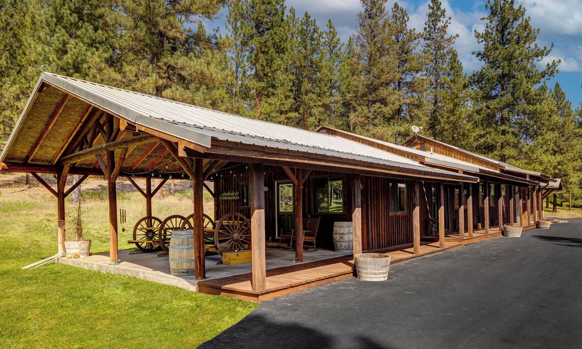 Superior Cabin | Bunkhouse Cabin - Alpine Falls Ranch