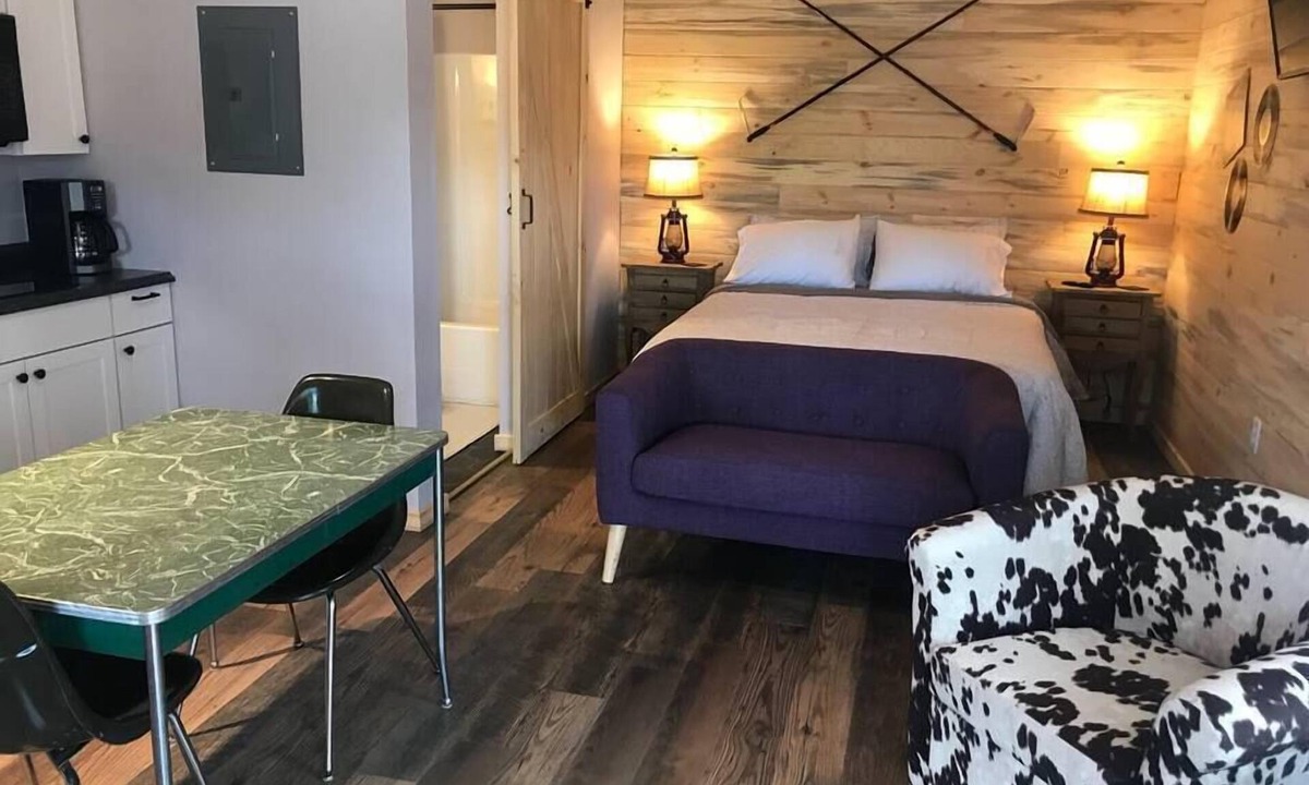 Coram Cabin | Cabin #8 | 10 Min to Glacier Park Entrance, Minutes to Glacier Park!