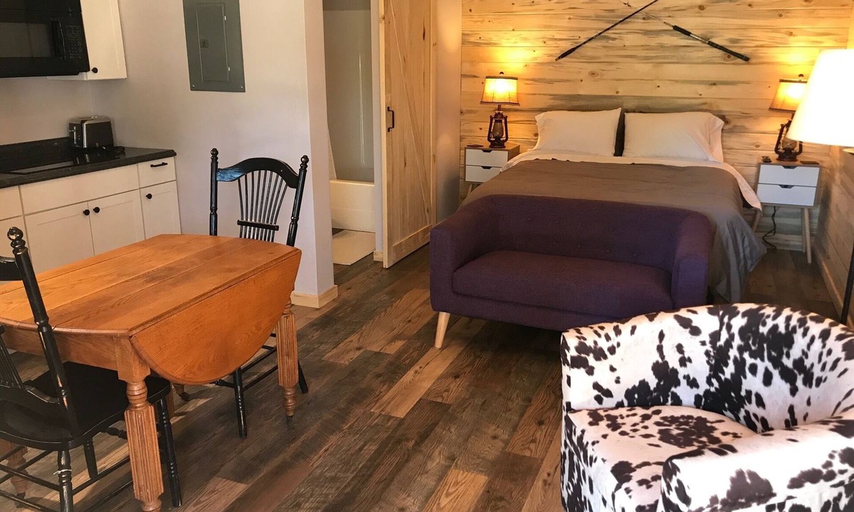Coram Cabin | Cabin #9 | 10 Min to Glacier Park Entrance, Minutes to Glacier Park!