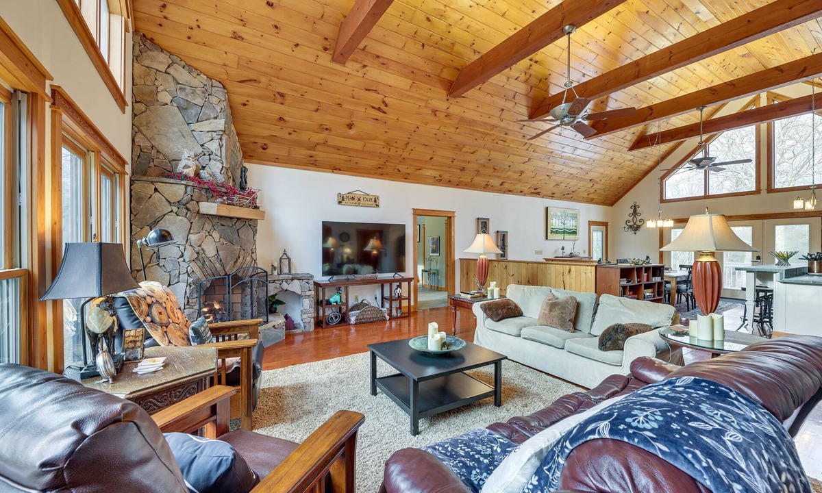 Edray Cabin | Cabin w/Hot Tub and WiFi: 4 Mi to Snowshoe Resort