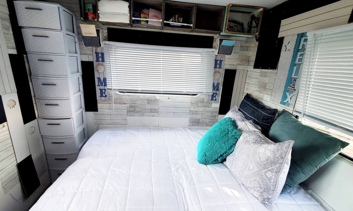 Dover House | Camper Apt DE-Vintage Gulf RV Glamping Stay Sleeps 2-3