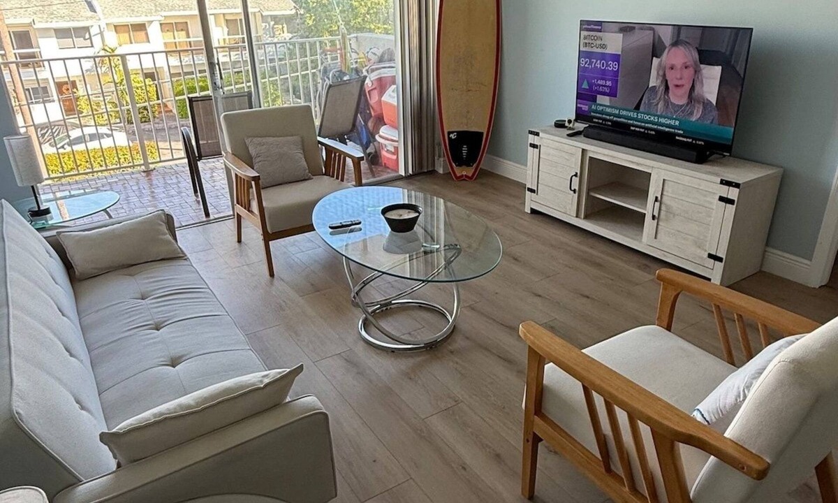 Eastern Shores Condo | Canal-front two-bedroom condo near Sunny Isles
