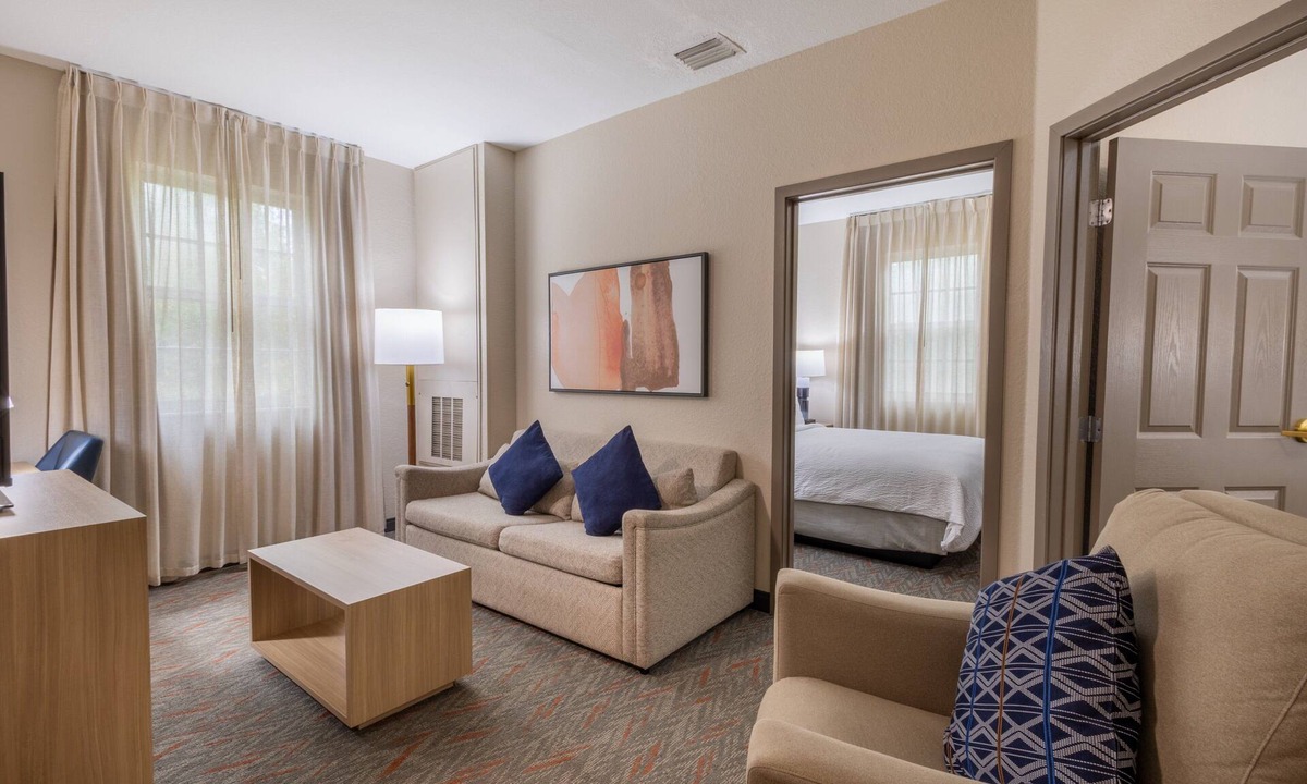 Miami Lakes Hotel | Candlewood Suites Miami Lakes by IHG