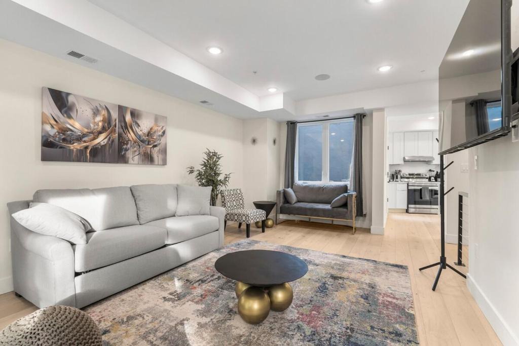 Southeast Apartment | Capital Hill 2 Spacious Townhouse in Downtown DC with Roof View Free parking and Free WiFi