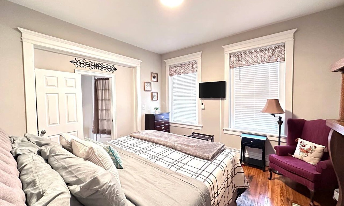 Museum District Apartment | Carytown nest/King Bed/fully fenced