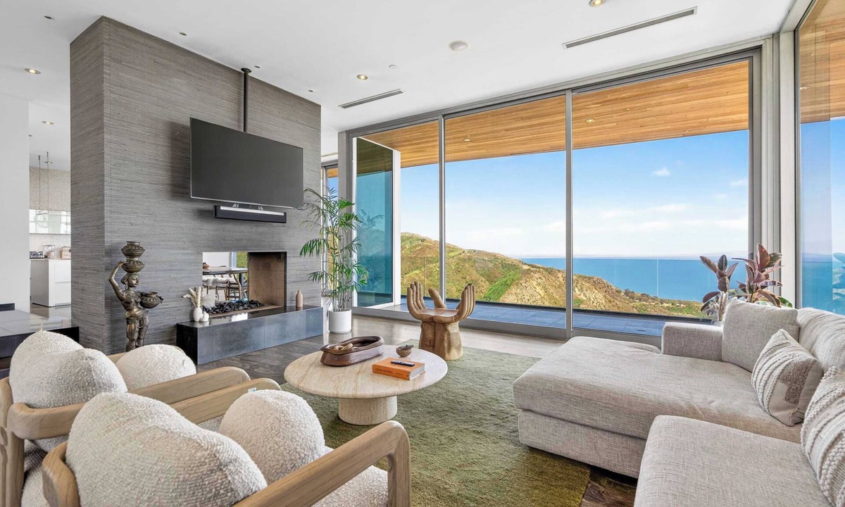 Malibu House | Casa Azure Estate by Oraklus