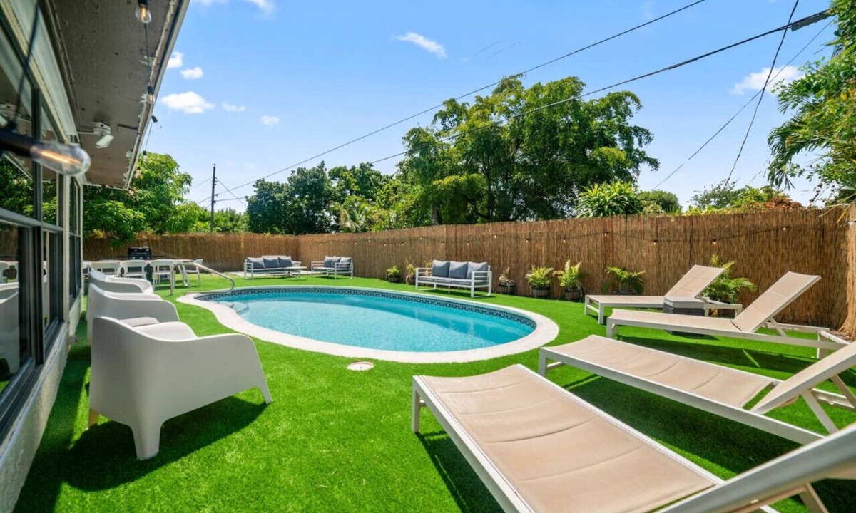 Hallandale Beach Villa | Casa Christina I 5 min to Beach I Tropical Pool