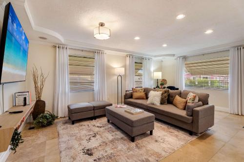 Miami Gardens House | Casa Coral- Cozy Stay with Yard near Miami Stadium