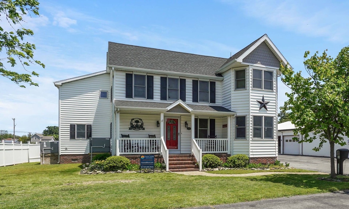 Chincoteague House | Casa del Mar | 5BR Chincoteague Home Walk to Shops, Outdoor Shower, Hot Tub, Grill & Pet Friendly