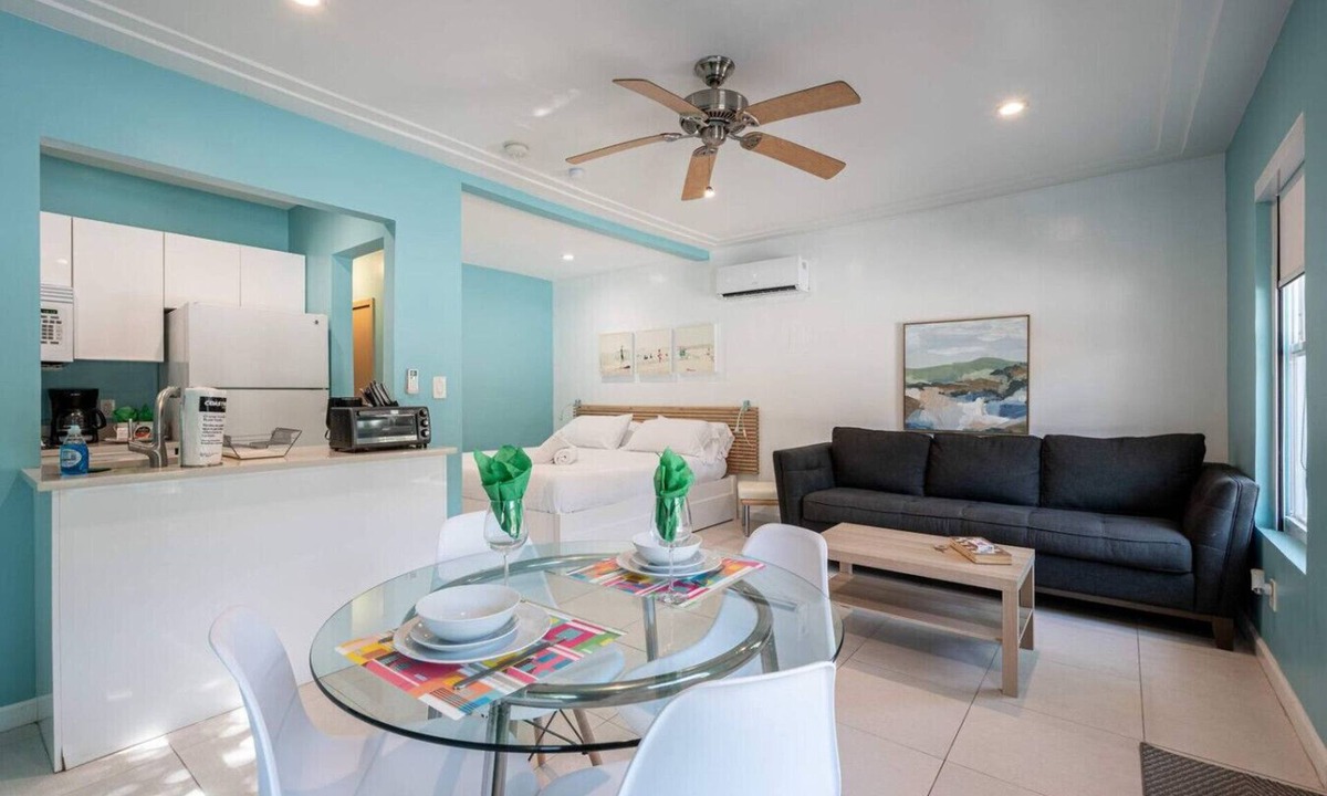 Hollywood South Central Beach Cabin | Casa Del Mar Deluxe Studio # 2