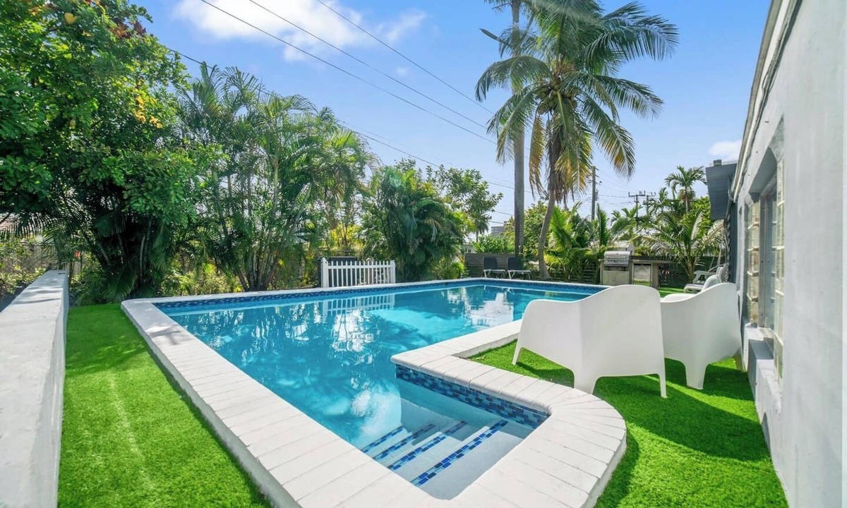 Hallandale Beach Villa | Casa Luna | Tropical Pool | 8 mins to the Beach