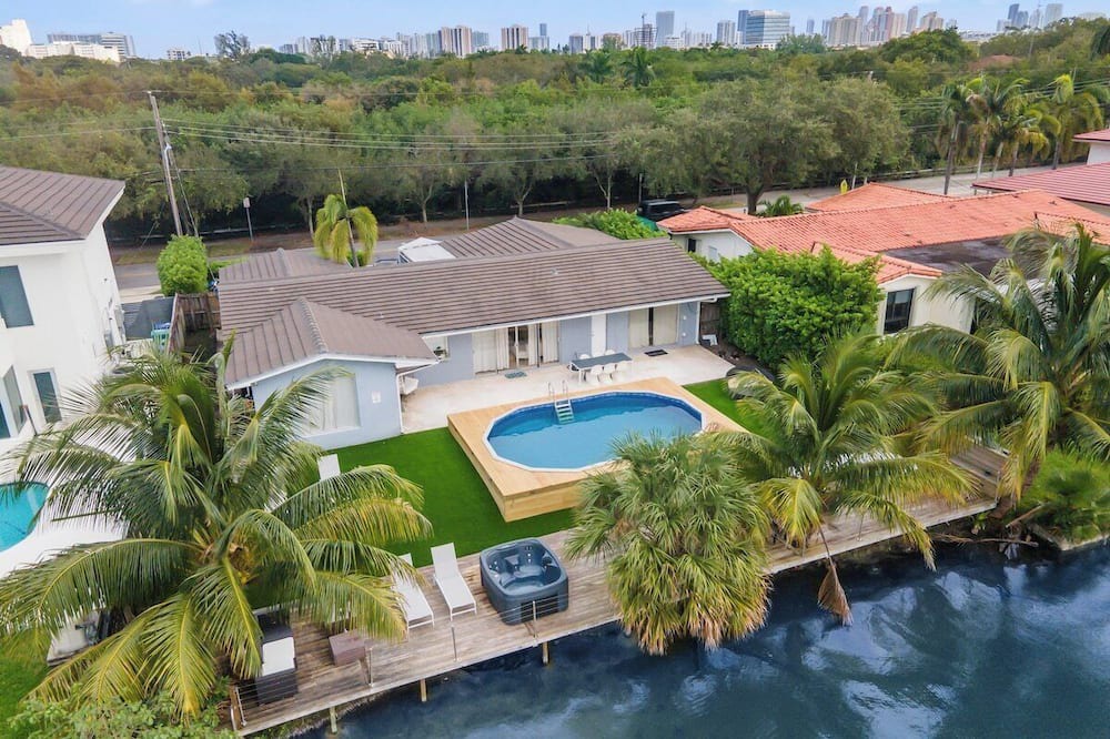 Highland Lakes Villa | Casa santorini - waterfront w/pool